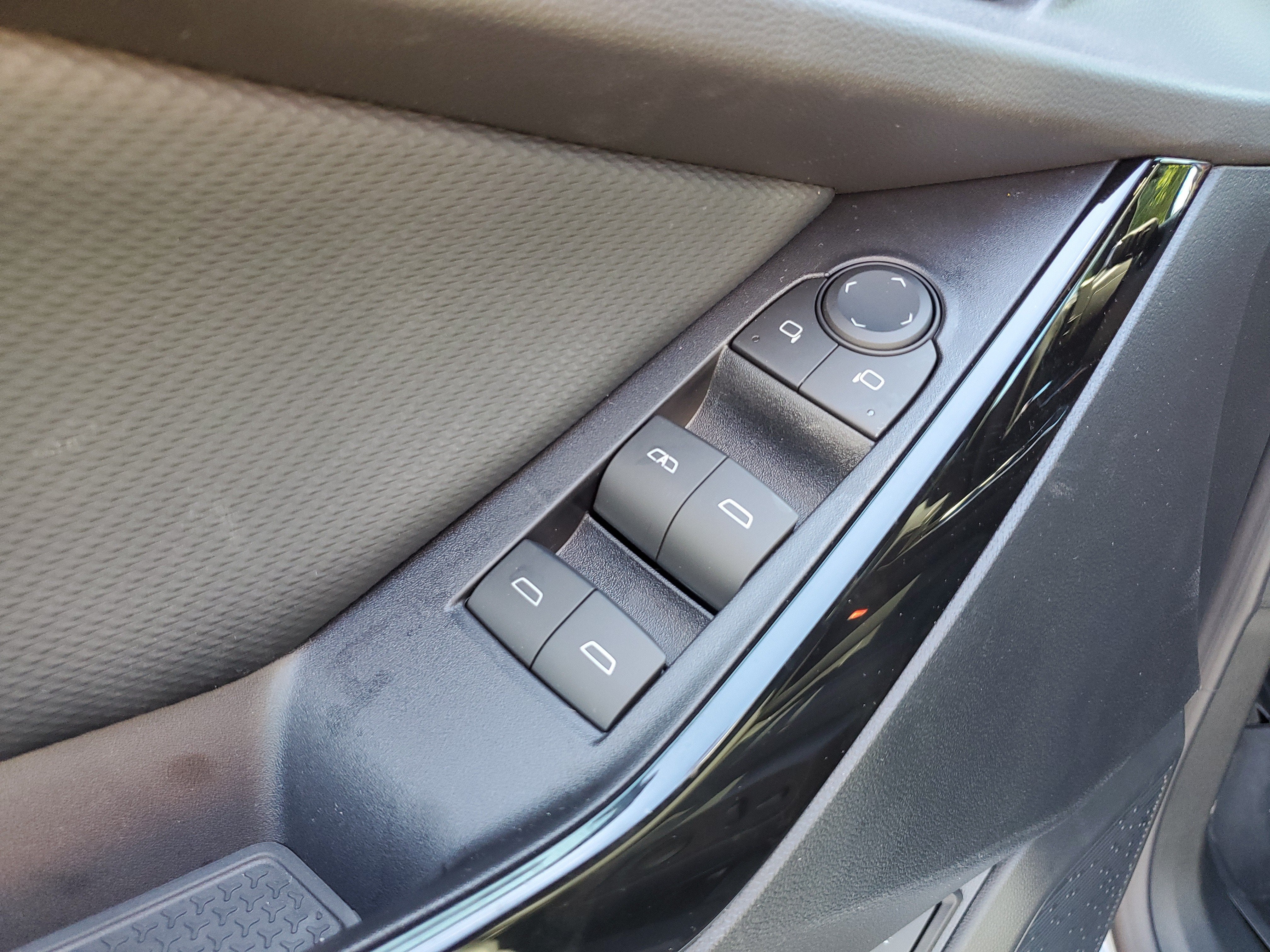2027 Chevrolet Equinox LT - Photo 12